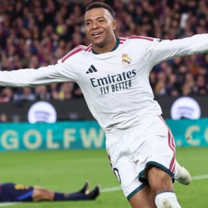 Kylian Mbappe merayakan gol kemenangan Real Madrid saat melawan Barcelona dalam laga El Clasico di Spotify Camp Nou