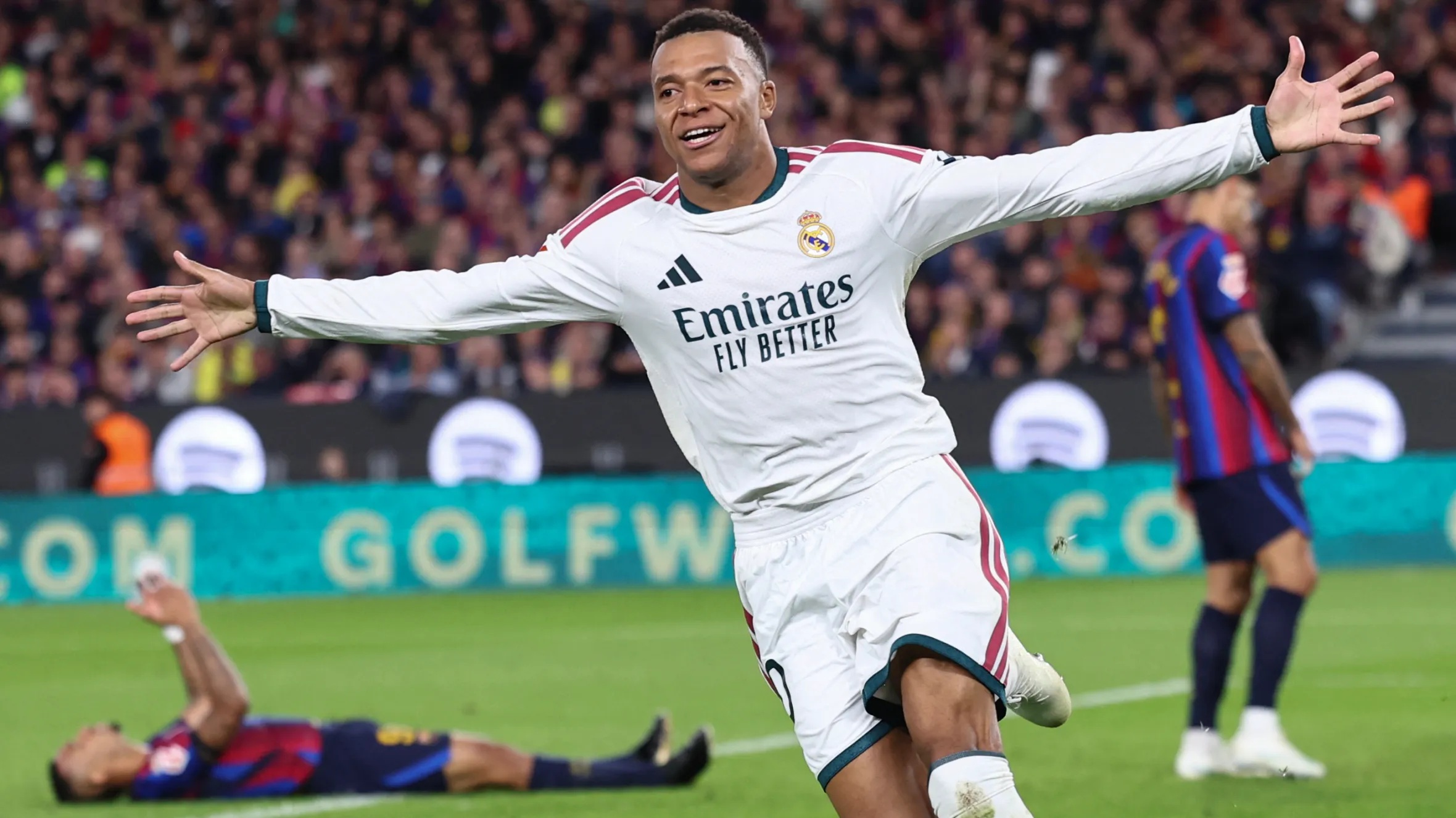 Kylian Mbappe merayakan gol kemenangan Real Madrid saat melawan Barcelona dalam laga El Clasico di Spotify Camp Nou