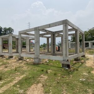 Struktur rangka modular beton pracetak atau RISHA untuk bangunan rumah hunian tetap tipe 36 yang sedang didirikan di area terbuka Desa Padang Sakti, Lhokseumawe