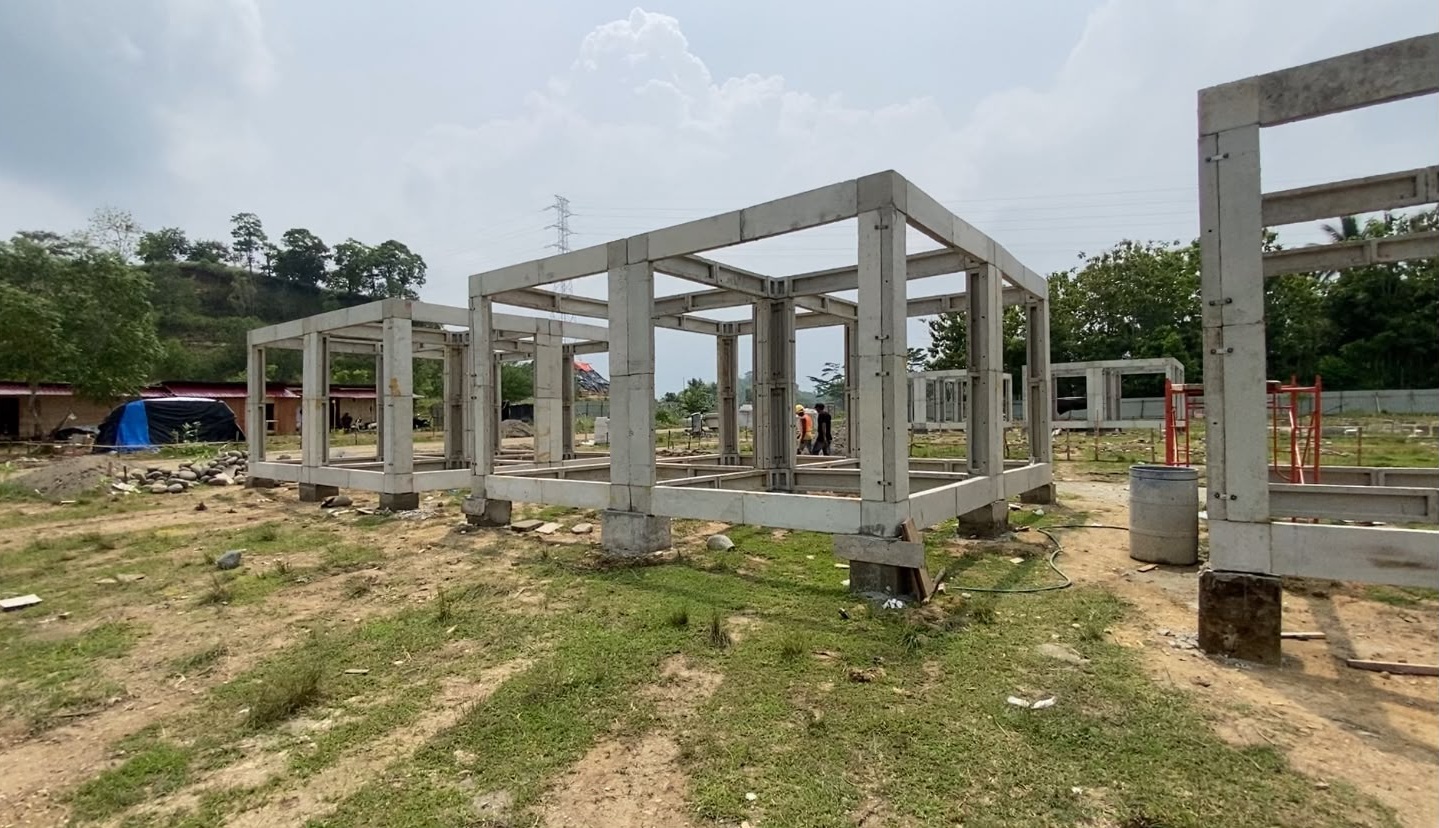 Struktur rangka modular beton pracetak atau RISHA untuk bangunan rumah hunian tetap tipe 36 yang sedang didirikan di area terbuka Desa Padang Sakti, Lhokseumawe