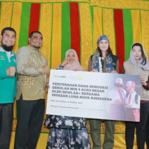 Luna Maya menyerahkan bantuan dana renovasi sekolah secara simbolis di MIN 4 Aceh Besar bersama Kakankemenag