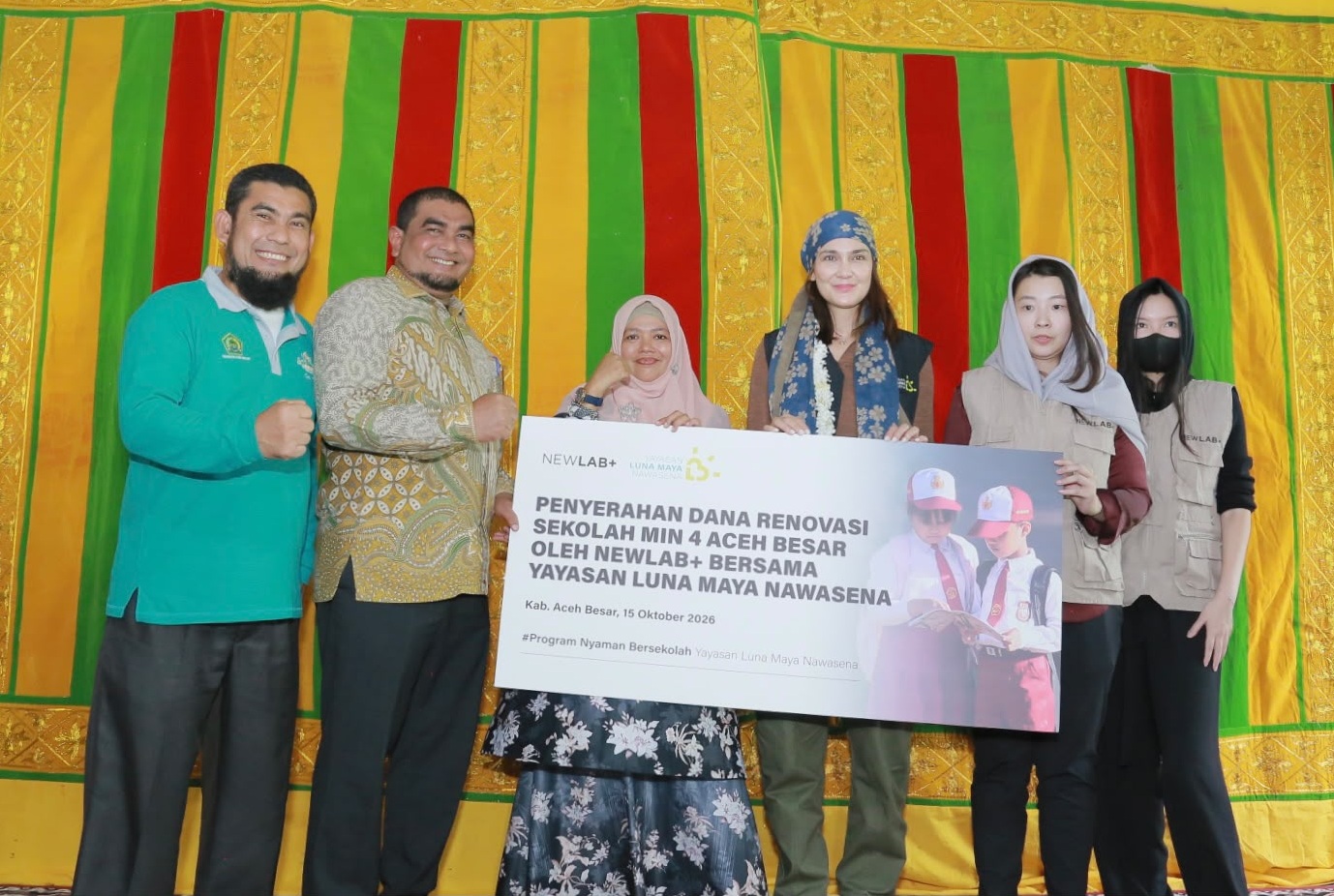 Luna Maya menyerahkan bantuan dana renovasi sekolah secara simbolis di MIN 4 Aceh Besar bersama Kakankemenag