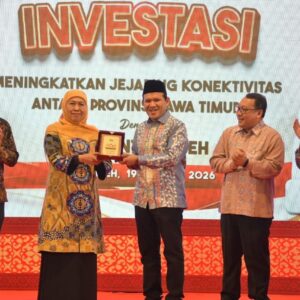 Wakil Gubernur Aceh Fadhlullah menyerahkan cenderamata kepada Gubernur Jawa Timur Khofifah Indar Parawansa di acara Misi Dagang Aceh-Jatim 2026.