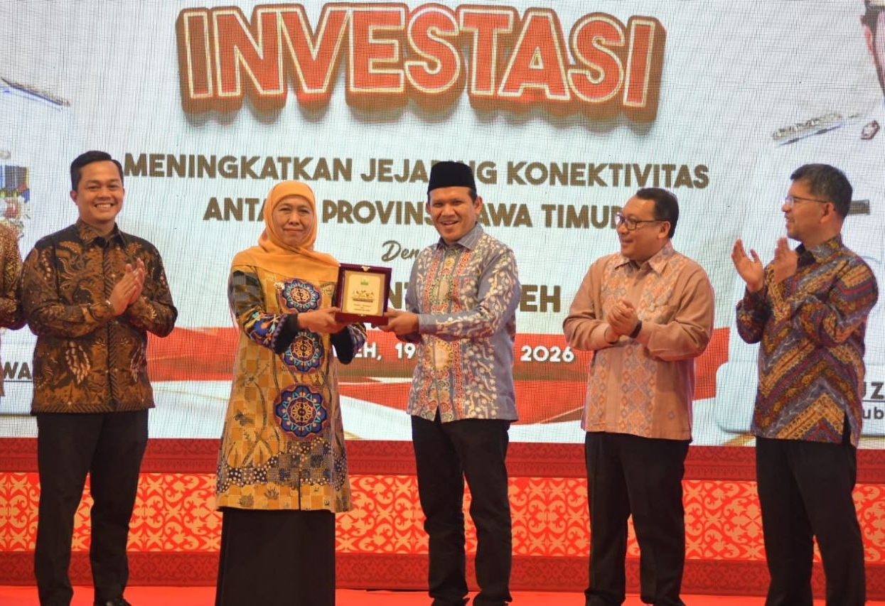 Wakil Gubernur Aceh Fadhlullah menyerahkan cenderamata kepada Gubernur Jawa Timur Khofifah Indar Parawansa di acara Misi Dagang Aceh-Jatim 2026.