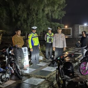 Personel gabungan Polres Aceh Barat dipimpin Ipda Jeffi Ariandi melakukan pemeriksaan kendaraan bermotor roda dua milik remaja yang berkumpul di kawasan wisata Batu Putih pada malam hari.