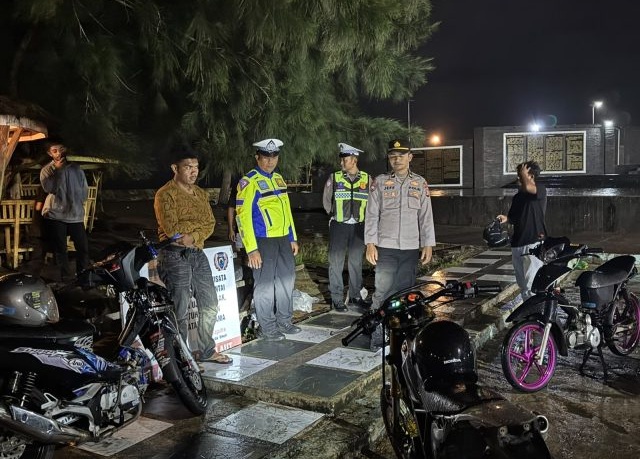 Personel gabungan Polres Aceh Barat dipimpin Ipda Jeffi Ariandi melakukan pemeriksaan kendaraan bermotor roda dua milik remaja yang berkumpul di kawasan wisata Batu Putih pada malam hari.