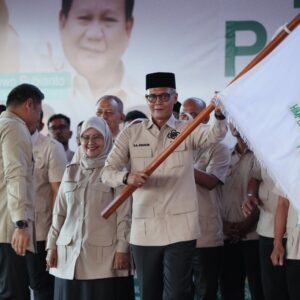 Sudaryono menyerahkan bendera pataka DPD HKTI Aceh kepada Ketua TA Khalid saat pelantikan