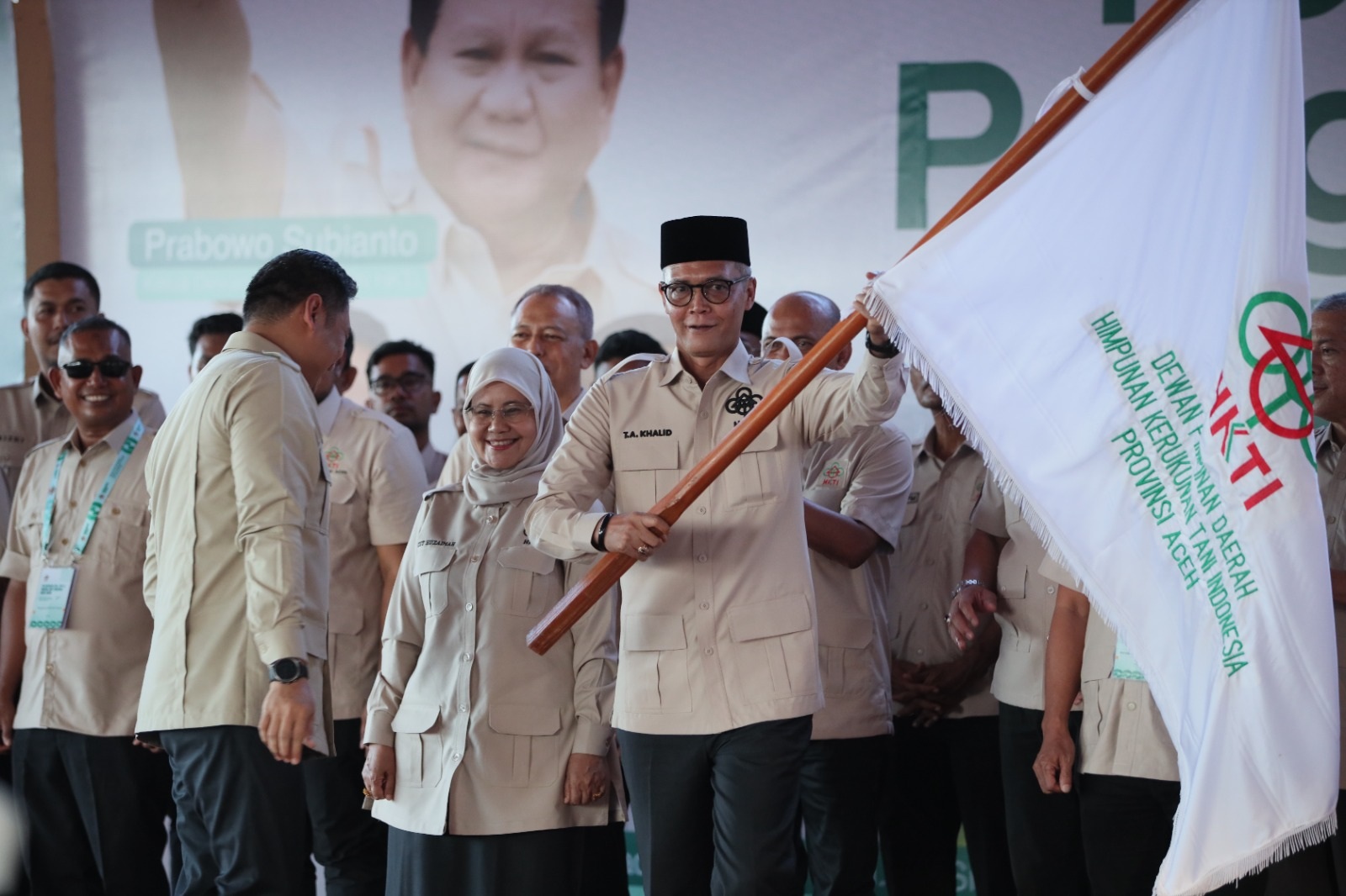 Sudaryono menyerahkan bendera pataka DPD HKTI Aceh kepada Ketua TA Khalid saat pelantikan