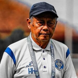 Potret Pelatih Kepala PSGC Ciamis, Herry Kiswanto, mengenakan kemeja polo abu-abu berlogo Liga Nusantara saat memimpin latihan tim