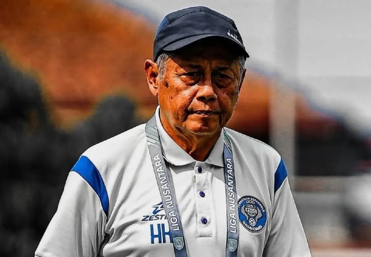Potret Pelatih Kepala PSGC Ciamis, Herry Kiswanto, mengenakan kemeja polo abu-abu berlogo Liga Nusantara saat memimpin latihan tim