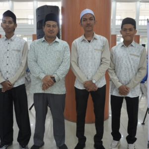 Direktur PMMU Lhokseumawe Ustaz Martunis bersama tiga alumni yang lulus ke Universitas Al-Azhar Mesir di UIN Ar-Raniry