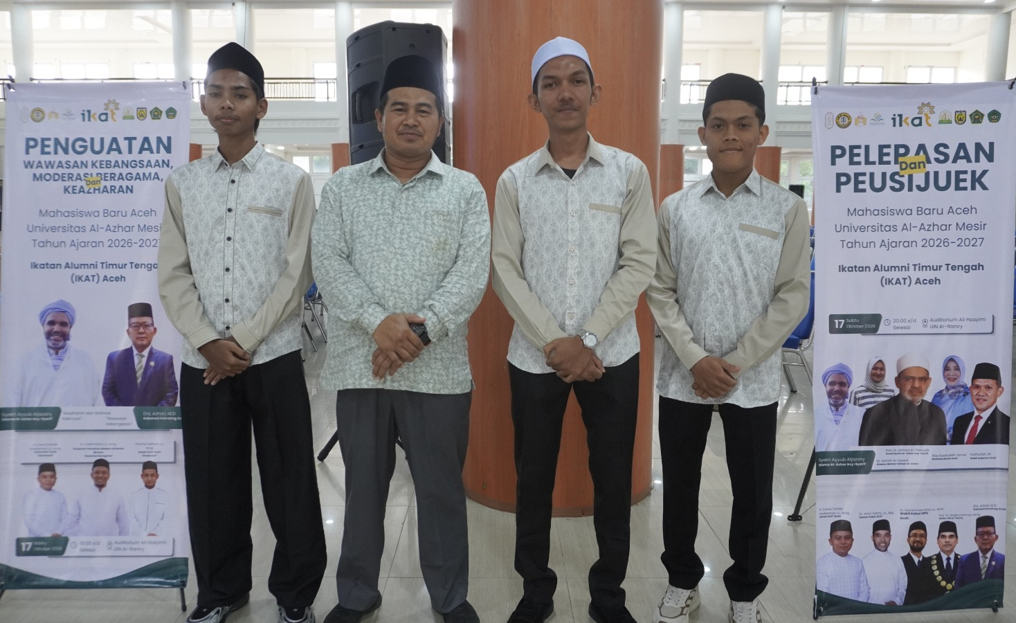 Direktur PMMU Lhokseumawe Ustaz Martunis bersama tiga alumni yang lulus ke Universitas Al-Azhar Mesir di UIN Ar-Raniry