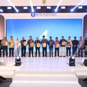 Kepala KPwBI Lhokseumawe Yudo Herlambang bersama Wali Kota Lhokseumawe Sayuti Abubakar dan unsur Forkopimda berdiri sejajar di atas panggung menabuh rapai secara bersamaan dalam pembukaan Festival Meurah Silu 2026 di Harun Convention Hall.