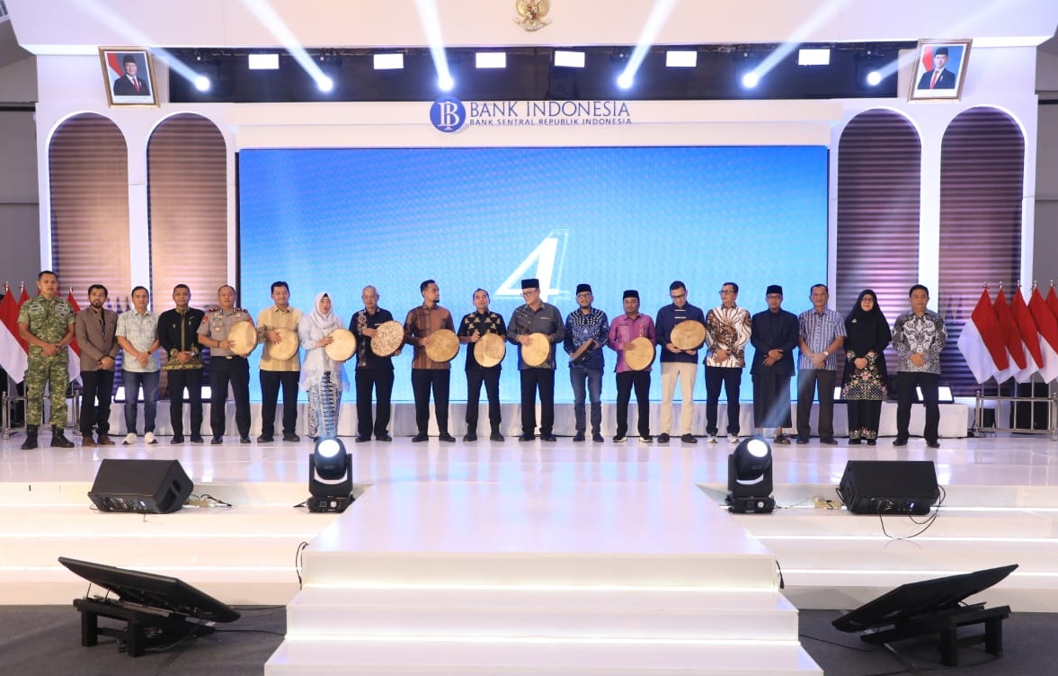 Kepala KPwBI Lhokseumawe Yudo Herlambang bersama Wali Kota Lhokseumawe Sayuti Abubakar dan unsur Forkopimda berdiri sejajar di atas panggung menabuh rapai secara bersamaan dalam pembukaan Festival Meurah Silu 2026 di Harun Convention Hall.