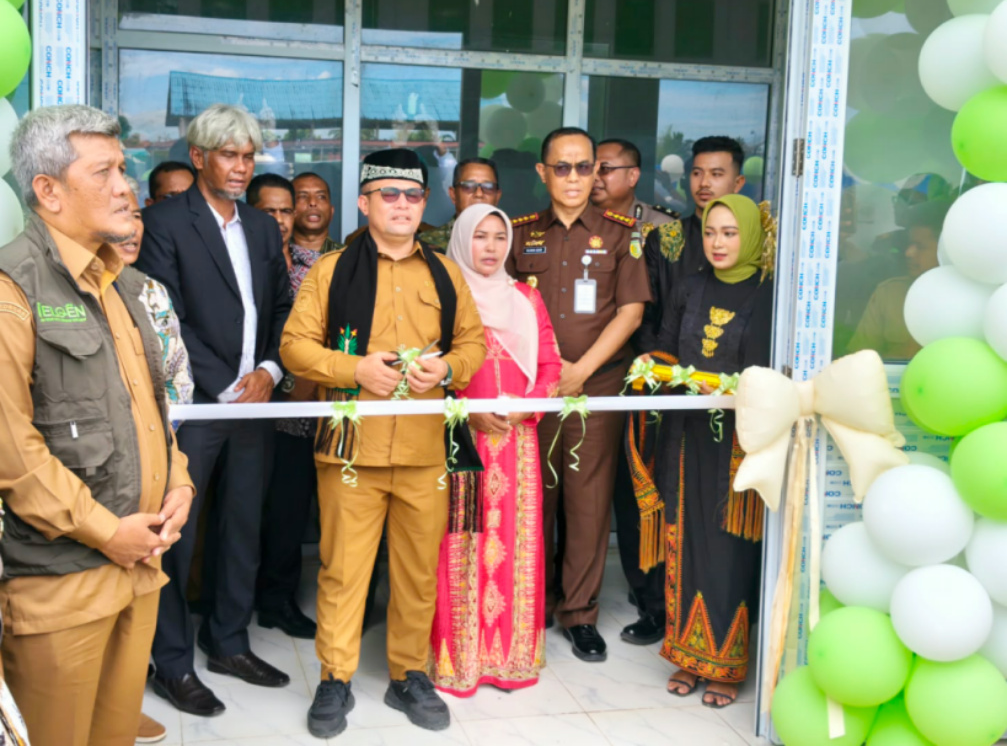 Bupati Aceh Utara Ismail A. Jalil memakai baju cokelat memotong pita peresmian produk air minum kemasan Ie Loen Perumda Tirta Pase didampingi direksi