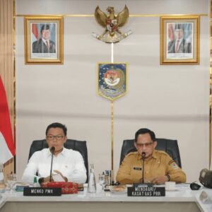Menko PMK Sugiono dan Mendagri Tito Karnavian memimpin rapat koordinasi percepatan pemulihan pascabencana Sumatra