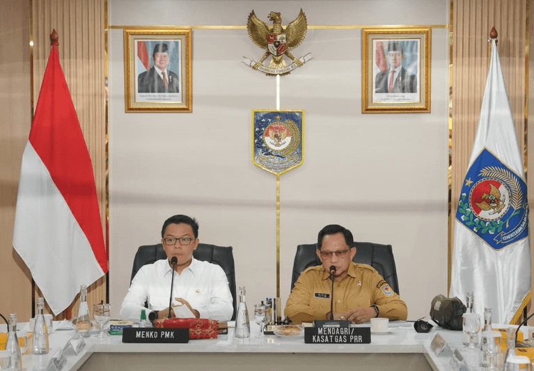 Menko PMK Sugiono dan Mendagri Tito Karnavian memimpin rapat koordinasi percepatan pemulihan pascabencana Sumatra