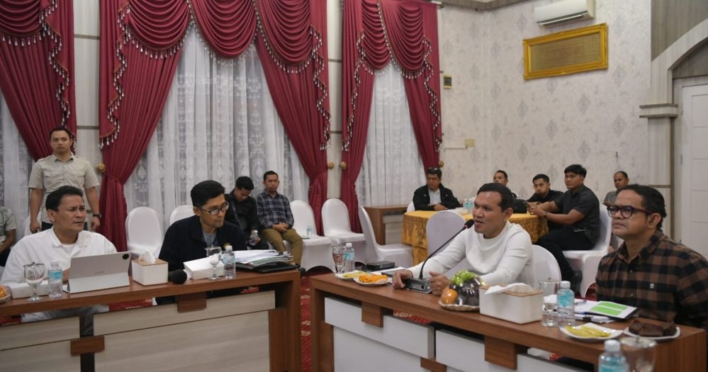 Wakil Gubernur Aceh Dek Fadh didampingi Pj Sekda Aceh memimpin rapat pembahasan draf perubahan UUPA di rumah dinas.