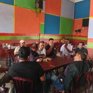 Calon Ketua PWI Aceh Sayuti Achmad bersama tim pemenangan duduk melingkar berdiskusi santai menyerap aspirasi dengan para wartawan di sebuah warung kopi