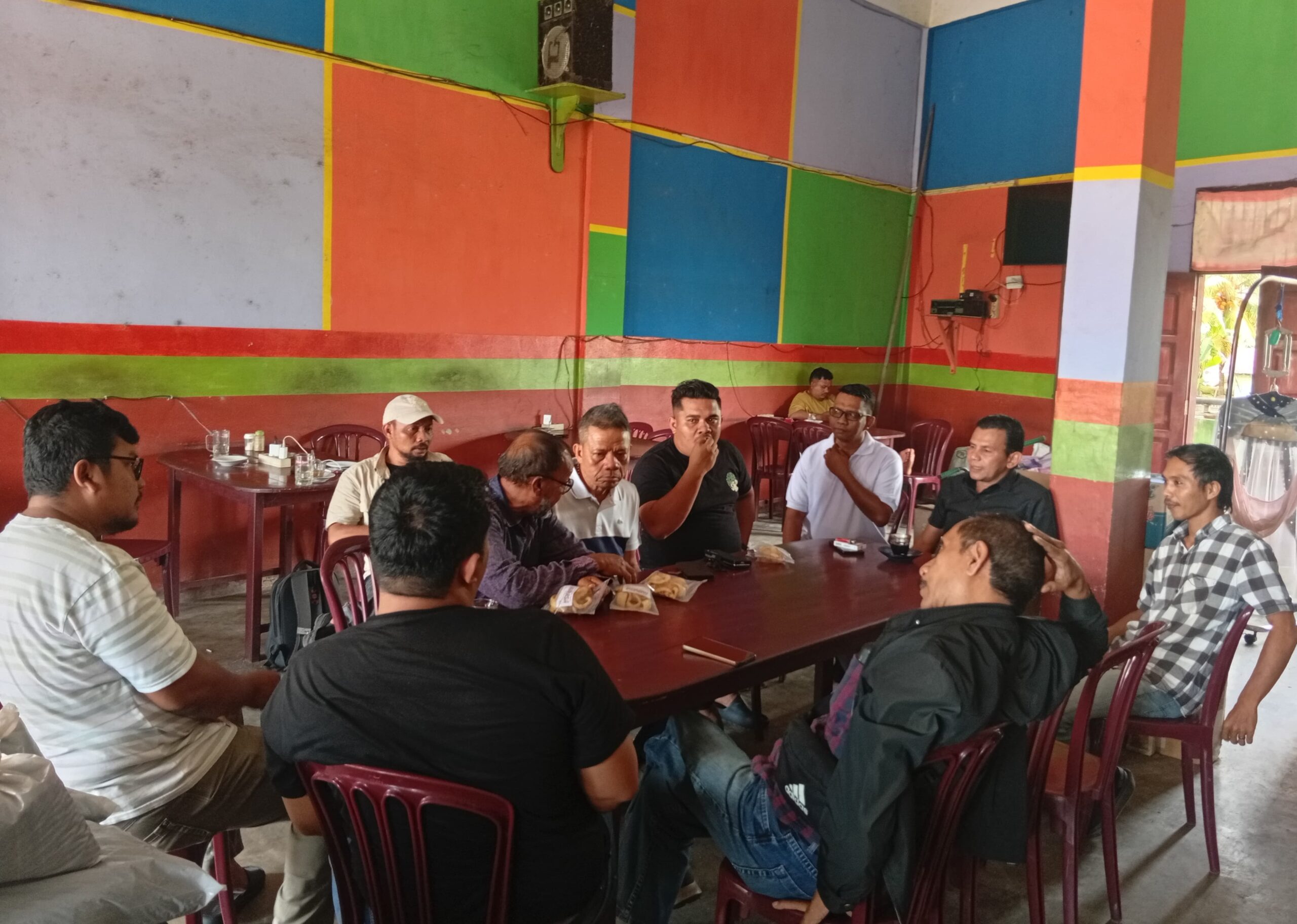Calon Ketua PWI Aceh Sayuti Achmad bersama tim pemenangan duduk melingkar berdiskusi santai menyerap aspirasi dengan para wartawan di sebuah warung kopi