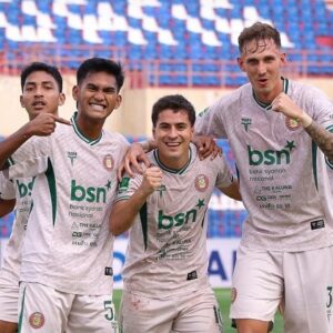 Para pemain Persiraja Banda Aceh mengenakan jersey putih abu-abu merayakan gol ke gawang Persiku Kudus di Stadion Sultan Agung Bantul.