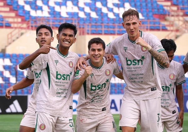 Para pemain Persiraja Banda Aceh mengenakan jersey putih abu-abu merayakan gol ke gawang Persiku Kudus di Stadion Sultan Agung Bantul.