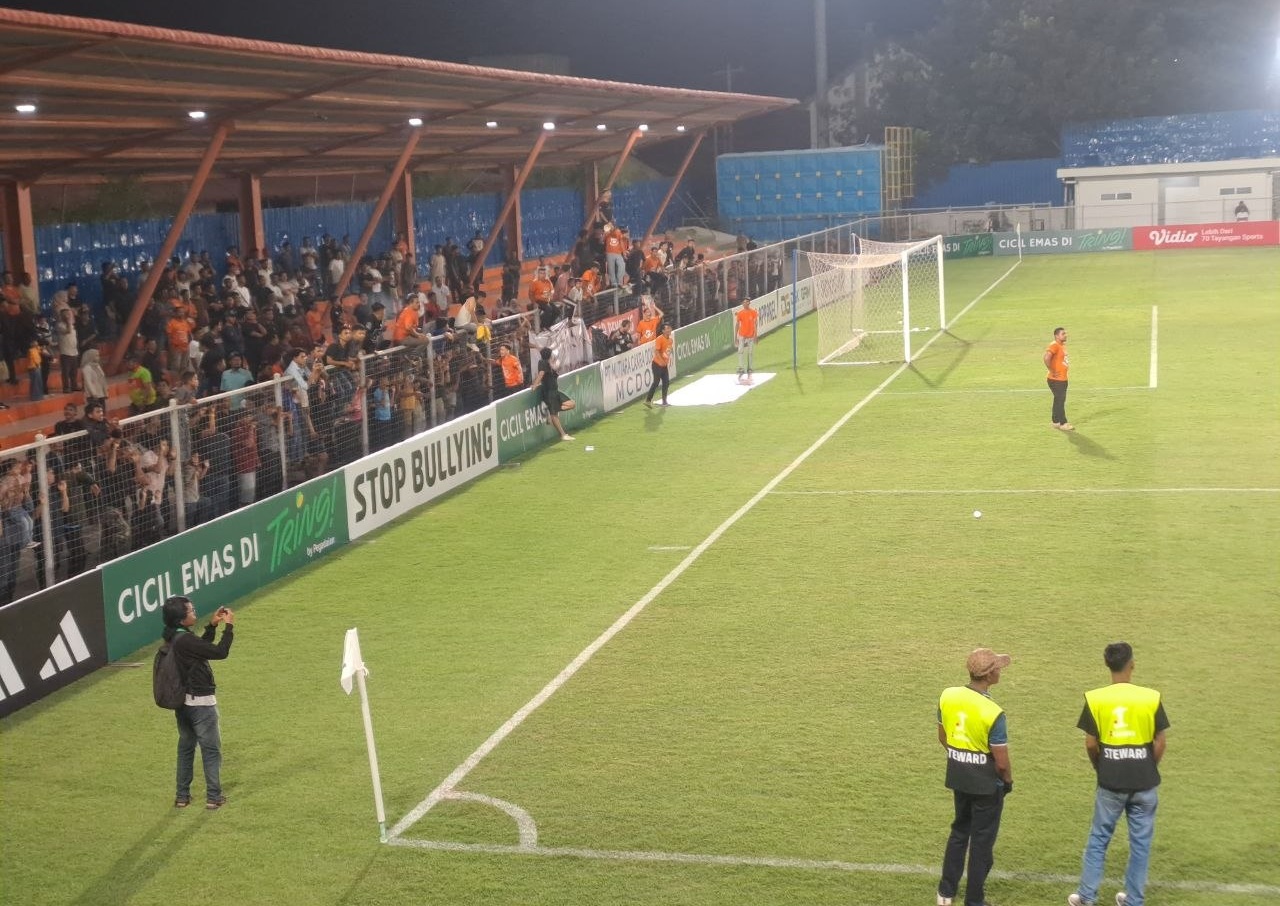 Suporter nekat masuk lapangan usai pertandingan sepak bola Persiraja Banda Aceh di Stadion H Dimurthala