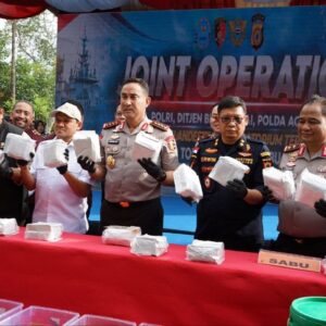 Wakil Gubernur Aceh Fadhlullah mengenakan kemeja putih berpeci bersama Kapolri Jenderal Suyudi Ario Seto menunjukkan paket sabu sitaan dalam konferensi pers Joint Operation
