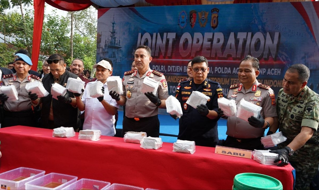 Wakil Gubernur Aceh Fadhlullah mengenakan kemeja putih berpeci bersama Kapolri Jenderal Suyudi Ario Seto menunjukkan paket sabu sitaan dalam konferensi pers Joint Operation