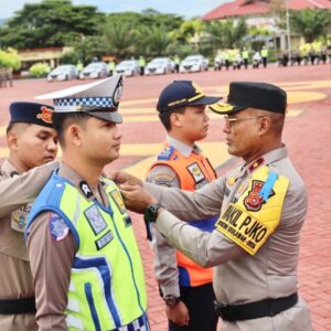 Wakapolda Aceh Brigjen Pol Latif Usman mengenakan ban lengan Wakil PJKO menyematkan pita operasi kepada personel polisi lalu lintas.