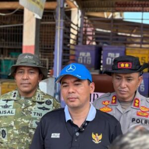 Wali Kota Lhokseumawe Sayuti Abubakar didampingi Kapolres AKBP Ahzan dan Dandim Letkol Faisal meninjau lokasi penyisiran narkoba di Gampong Pusong Baru.