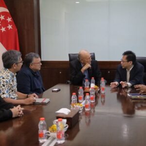 Wali Nanggroe Aceh Malik Mahmud melakukan pertemuan bilateral dengan Konjen Singapura Edmund Chia di ruang rapat