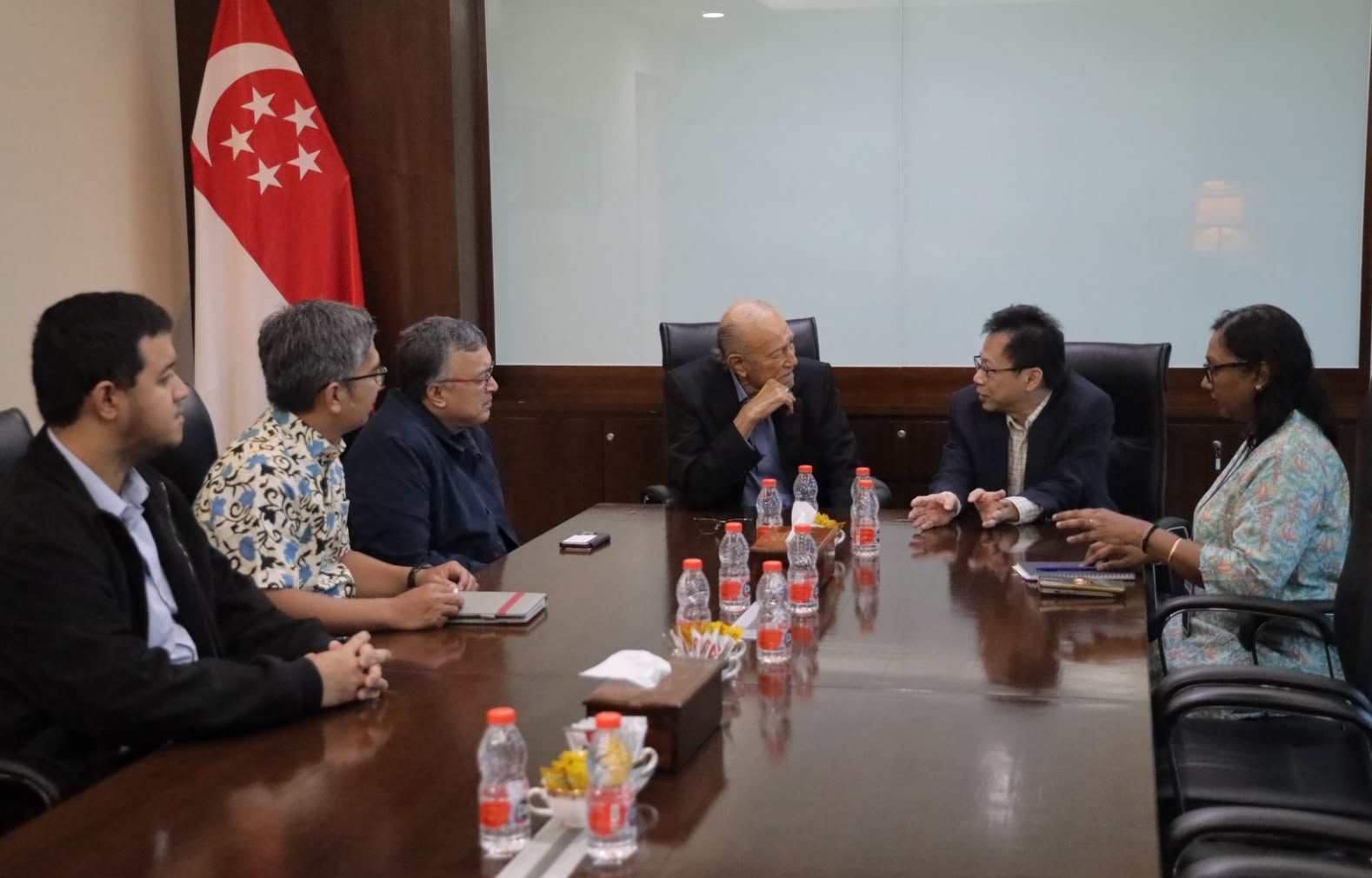 Wali Nanggroe Aceh Malik Mahmud melakukan pertemuan bilateral dengan Konjen Singapura Edmund Chia di ruang rapat