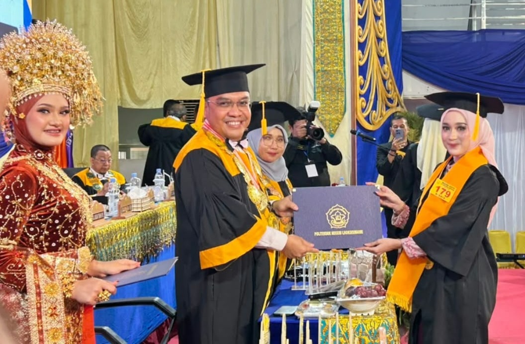 Direktur PNL Rizal Syahyadi menyerahkan dokumen ijazah secara simbolis kepada salah satu wisudawati berprestasi di atas panggung Auditorium PNL Lhokseumawe.